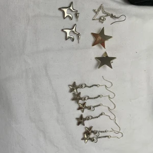 Silver stjärn örhängen - Det med diamanter på finns det bara ett av, dom som är 6 är i set och i olika längd nog tänkta för att vara om man har tre hål på varje öra