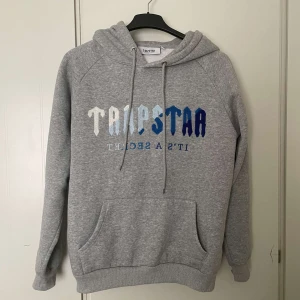 Grå Trapstar hoodie - Skick: 8/10 Färg: grå Storlek:L Fråga om mer information
