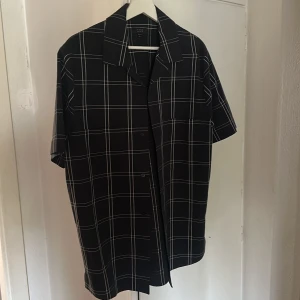 Kortärmad skjorta - Kortärmad skjorta från COS, Strl M, svart