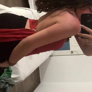 Röd halterneck topp bikbok - Röd halterneck topp från bikbok i storlek S, använt endast en gång! Ordinarie pris: 300 kr❤️