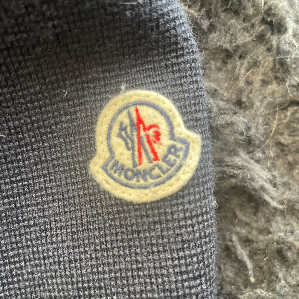 Moncler cardigan. Säljs pga är för liten  Sjukt snygg och är nästan i nyskick. Ändas använd ett fåtal gånger. Mvh Gustav. Jackor.