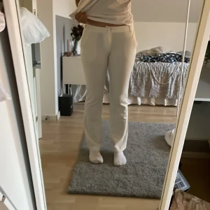 Vita kostymbyxor  - Vita kostymbyxor från bikbok i storlek 38 men de passar som 34/36. Nyskick använda ca 2-3 ggr och väldigt fint material. De är lite för korta på mig som är 170cm lång. Modellen är vera kostymbyxa med låg midja🩷.