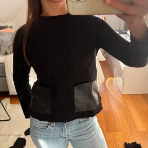 Tröja - Super fin tröja med ”läder” fickor. Den har några defekter, skriv privat så kickar jag bild