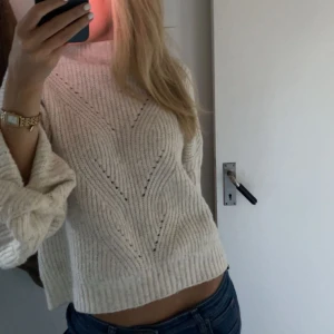 Mysig stickad tröja 💗 - Vit flätad stickad tröja som är perfekt nu till hösten! Sparsamt använd, säljer för den ej kommer till användning 💕