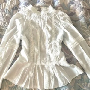 Spets blus - denna är så så fin men kan dock inte ha den längre, jättegullig blus med spets som är vit och ger en coquette vibe 