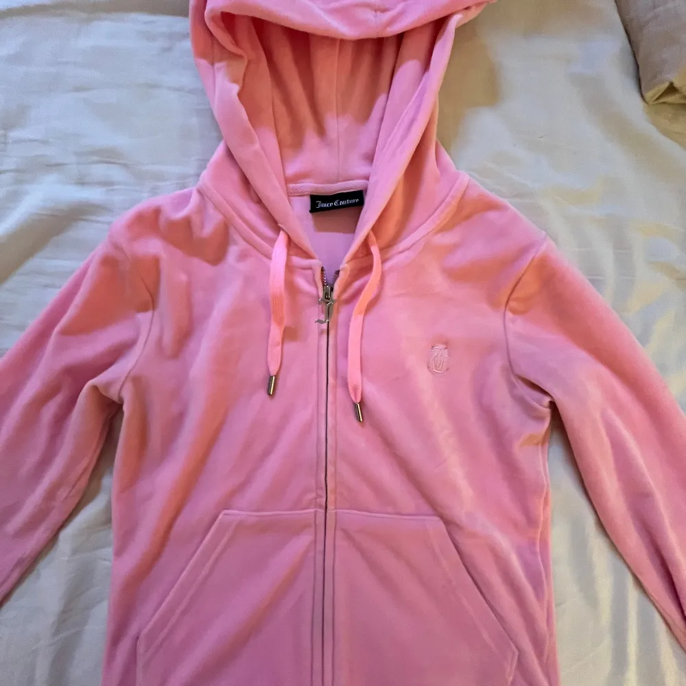 Säljer detta jättefina rosa juicy sett som inte kommer till användning, mycket bra skick och endast använt 3-4 ggr har dock en liten fläck på byxorna men det är inget som syns på💞💞. Hoodies.