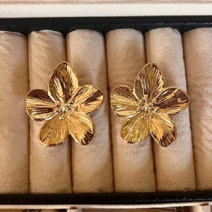 Blom örhängen - Säljer dom här fina och trendiga blom örhängerna💕