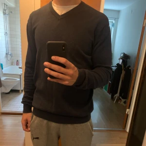 John Henric V-neck  - John Henric tröja med V formad krage. Storlek M. Andvänd bara ett par gånger.