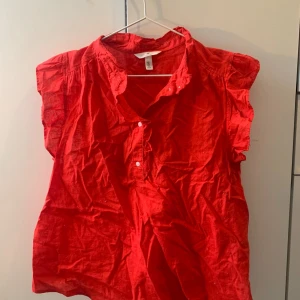 Röd topp - Vanlig röd topp perfekt till finare tillfällen❤️