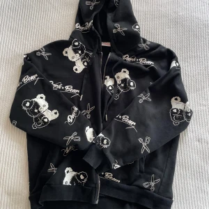 Y2k zip up hoddie  - Supersöt zip up i storlek S/M, köpt här på plick men säljer då den inte är min stil längre och inte kommer till användning. Är 162 och sitter lite overzised på mig💕pris kan diskuteras❤️