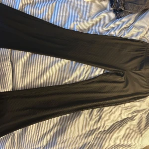 Yoga byxor - Ett par tights till dig som vill vara aktiv i vardagen 💖 säljer då dem är för långa och inte kommit till användning. Dem är storlek S men passar M