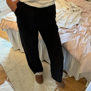 Kostymbyxor - Långa kostymbyxor med pressveck, hög midja och raka ben. Passar perfekt för längre ben, storleken är 36 men passar även 38, 40 i längd. Bra skick. 