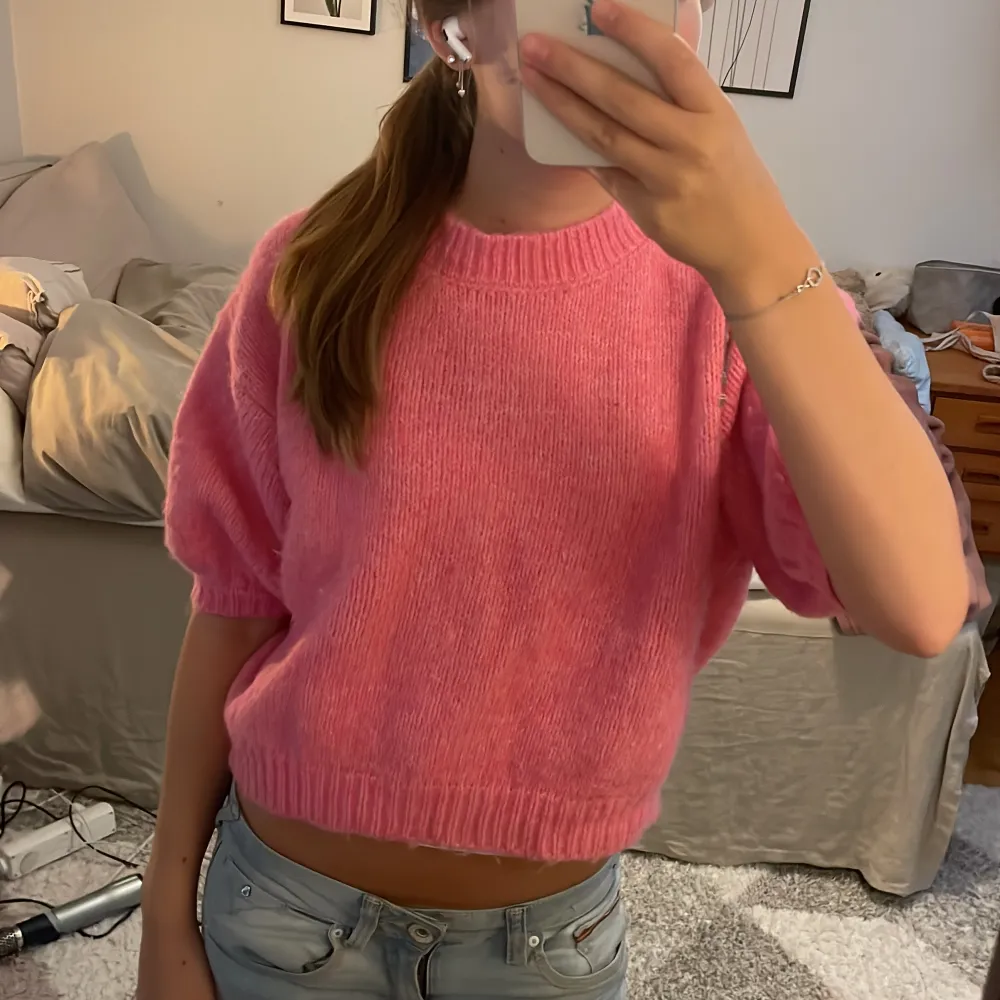 Säljer denna super fin rosa stickade tröjan. Kommer från zara i storlek S💕. Neuleet.