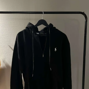 Ralph Lauren tröja - En svart Ralph Lauren tröja i storlek M, skicket är väldigt bra