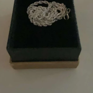 Silverfärgad ring med blommönster - Fint cordellhalsband till salu,  perfekt för att ge en touch av stil till vilken outfit som helst. Halsbandet har en unik design som verkligen fångar ögat. Har 4 stycken till salj