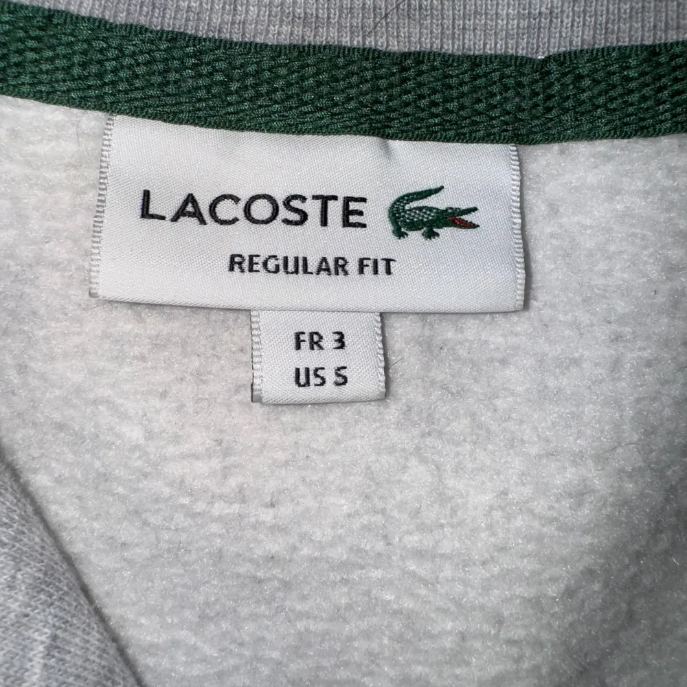 Grå Lacoste full zip knappt använd inga skador eller liknande storlek s . Tröjor & Koftor.