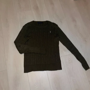 Stickad Ralph lauren tröja - Säljer nu denna mörkgröna Ralph lauren tröjan som är i bra skick, det enda defekten är hålet på bild 3. Storlek Xs. 