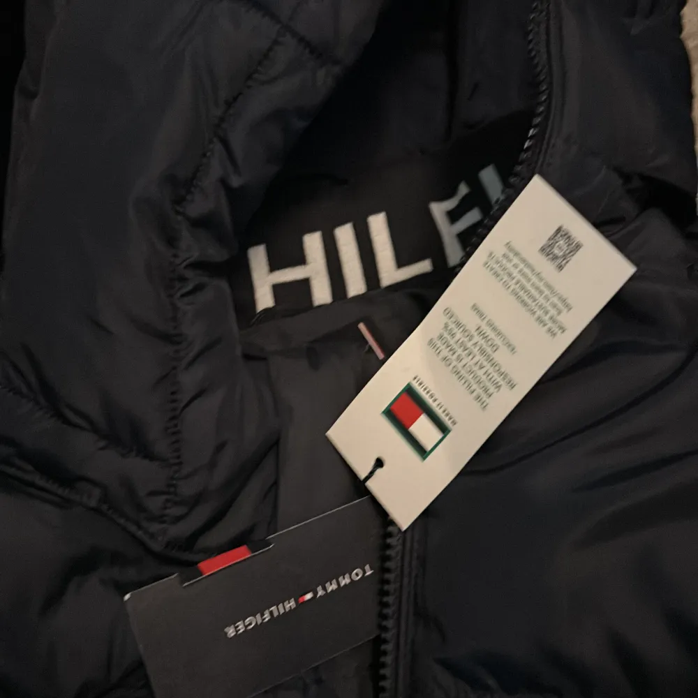 Tommy hilfiger jacka ny pris 2500kr mera bilder bara att fråga. Jackor.