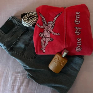 One of One - Skön one of one hoodie, skick 9/10 fåtal stenar har lossnat, säljer pga används inte. Vill bli av med därav priset!