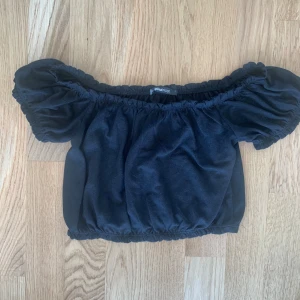 Topp - En off shoulder topp i storlek S. Aldrig använd, helt nytt skick. 