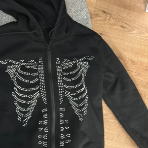  ziphoodie - Zip hoodie med coolt tryck. I storlek S och aldrig använd. 