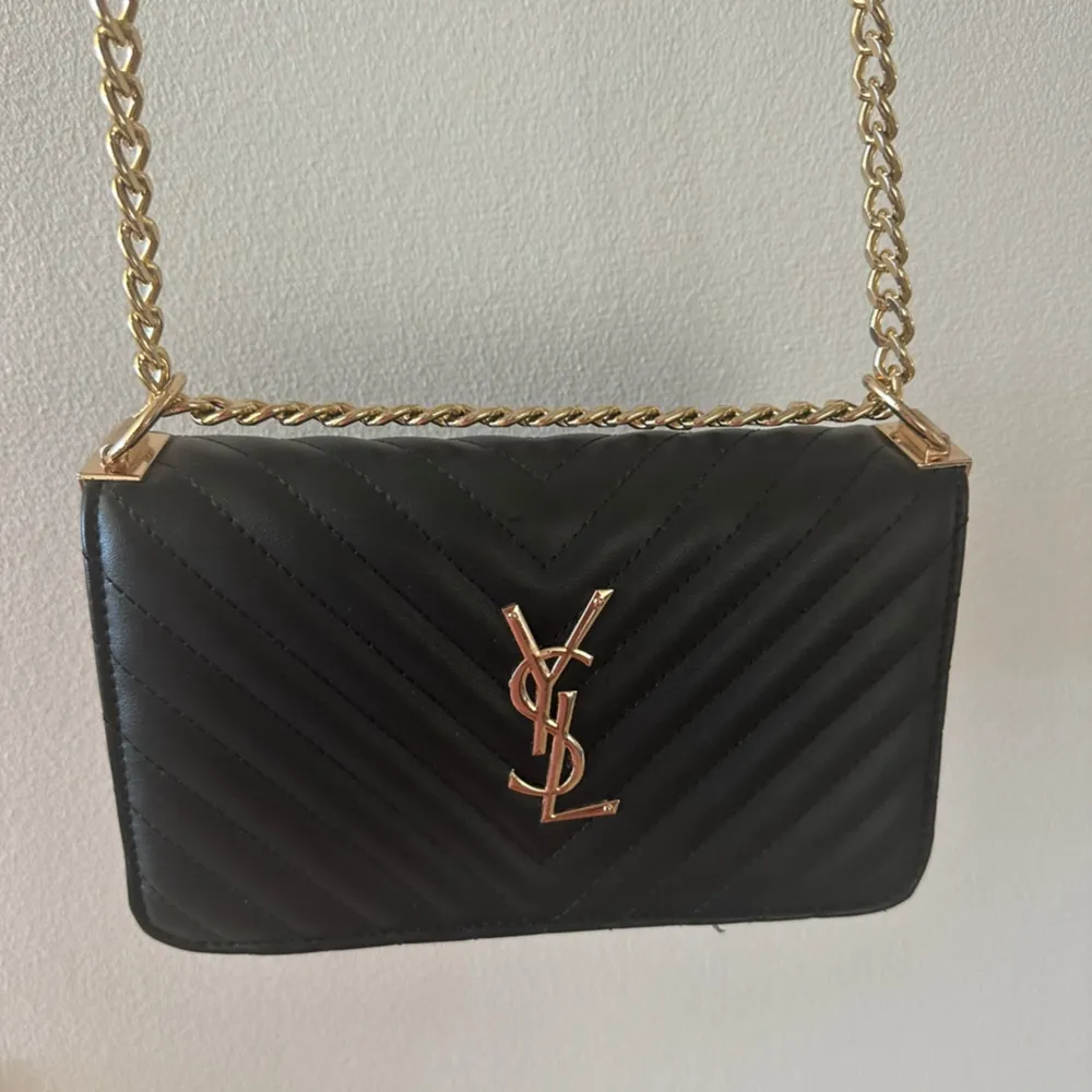 Väldigt fin svart ysl väska (inte äkta) knappt använd så väldigt fint skick❣️Nypris var 3000kr. . Accessoarer.