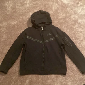 Nike Tech fleece svart - Barn str M Svart bomull Mycket fint skick