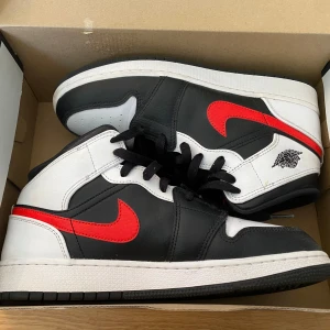 Air Jordan 1 mid  - Vit/svarta air Jordan 1 mids i gott skicka med originalförpackning kvar. Storlek 40. Lite creasade men annars väldigt fint skick. Hör av dig om du har frågor eller vill ha fler bilder 🤍