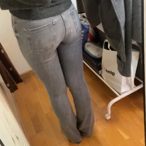 Jeans - Säljer mina älskade favoritjeans då de tyvvär blivit för små. De är jättebekväma och sätter sig supersmikrande på kroppen. Ända deffekten är ett litet hål på baksidan men det är lagat väl och syns knappt💕 (är 173cm)