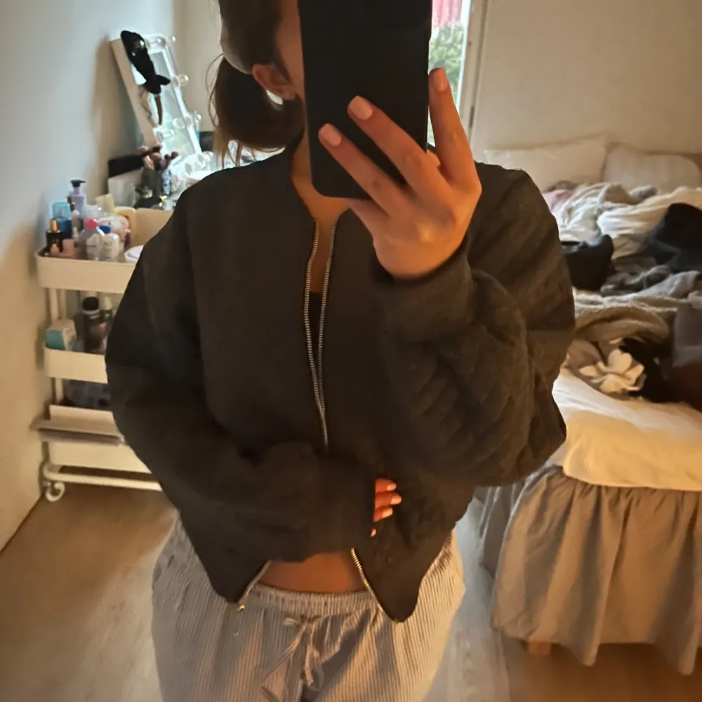 Säljer denna lite tunnare jacka, köpt secondhand. Kommer tyvärr inte till någon vidare användning men skulle passa super bra till lite kallare sommardagar eller vår.. då det en väldigt tunn jacka.. Takit.
