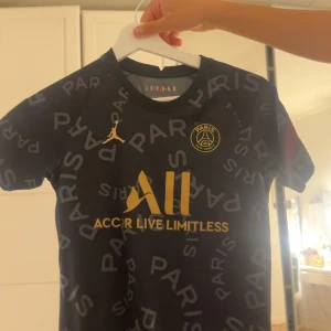 Psg tishirt  - Psg tishirt svart storlek M i barn eller xs i man