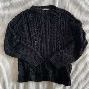 Stickad tröja - Säljer den här söta stickade tröjan då den inte kommer till användning. Den är ganska luftigt stickad och sitter overzised på mig som är 162💕skriv för fler bilder❤️