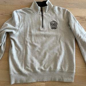 Ljusbeige sweatshirt med halfzip dragkedja till herr. Storlek S och sparsamt använd. 