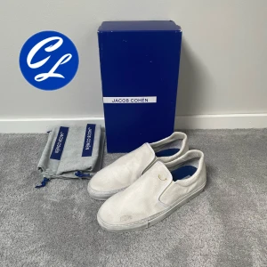 Jacob Cohën Slip ons (HELT NYA) - Jacob Cohën slip ons | Skick: 10/10 (HELT NYA) | Strl 43 | Pris - 2499 | Box och båda dustbags tillkommer vid köp | Fraktar via Postnord eller Instabox på köparens bekostnad | Hör av dig vid minsta fråga eller fundering!