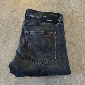 Replay jeans - Replay straight fit jeans, mycket bra skick!👍 storlek 32/32, passar mig som har 30/32. Vid intresse/frågor skriv pm😄🍾
