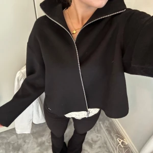 Jacka/kappa från zara - Jacka/kappa fårn zara med dragkedja💗💗storlek m men skulle säga att den passar fårn xs-m💖endast använd några gånger!!!