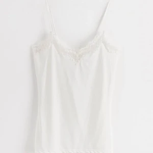 Vit linne  - Fick den som present och den passade inte mig så jag säljer den💕 (pris kan diskuteras privat)