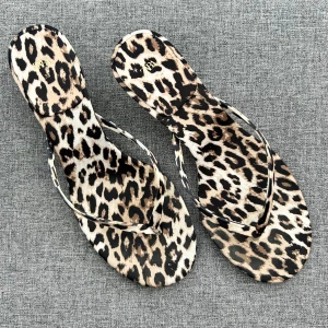 Leopard klackar  - Fina klackar i leopardmönster från Zara, storlek 38. Använd endast två gånger, så i väldigt fint skick