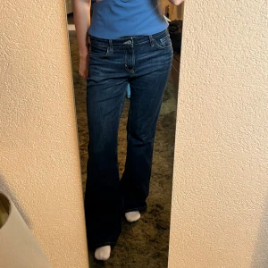 Lågmidjade mörkblå jeans - Supersnygga jeans, sitter lite loose på mig som brukar ha 36 detta är 38. Långa på mig som är 172cm! 💞💞🙌🏻