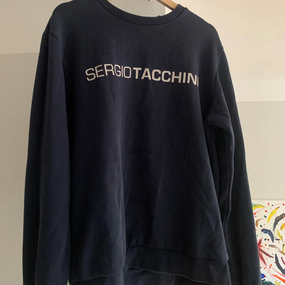 Marinblå Sergio Tacchini tröja, enligt etiketten strl 2XL men sitter som M 300 kr. Tröjor & Koftor.