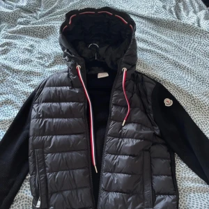 Moncler cardigan  - Som ny  9,5/10  Kvitto finns.  Storlek L men passar M
