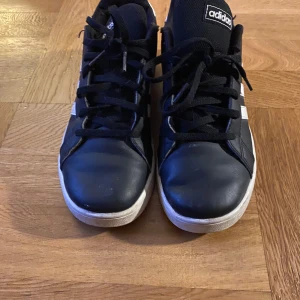 Adidas skor  - Snygga skor väldigt bra skick förutom det lila glappet i tyget (ser du på bild 3) men enligt mig stör det inte alls,köparen står för frakten😊