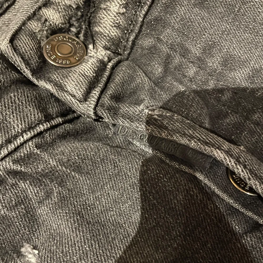 Säljer ett par svarta dsquared 2 jeans i storlek 52. De är äkta men har inte kvitto då jag köpte de av min kompis men kan nog lösa kvitto. Kan bytas mot ett svart gucci bälte i storlek 125 kan också mötas finns i Enköping.. Jeans & Byxor.