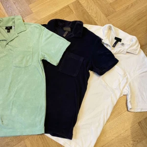 Frotté piké  - 3 st frotté pikéer i S. En mörkblå. En vit. En mintgrön. Alla för 500.