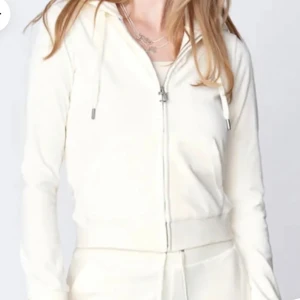 Juicy Couture kofta  - Vit Juicy Couture kofta med silver detaljer. Säljer även hela setter med matchande byxor i annan annons. Nypris: 1300kr. Använt några gånger. Skriv vid frågor eller intresse🩷🩷