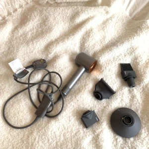 Dyson supersonic - Fick en dyson supersonic i julklapp i USA. Använde aldrig och tyvärr har den amerikanskt uttag. Hoppas någon annan kan ha nytta av den som ska flytta utomlands!    Nypris 4990