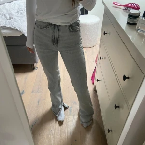 Gråa jeans - Fina gråa jeans med slits