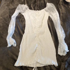 Vit klänning - Jättefin vit klänning, använd fåtal ggr i nyskick! Köpt på shein, storlek 34 men passar även 36. Skönt material Säljes för 40kr