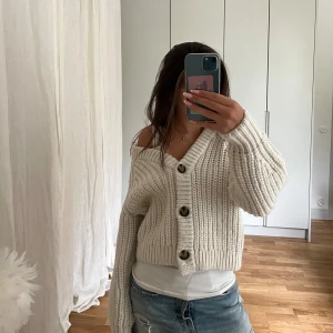 Stickad kofta - Såååå fin stickad kofta och jätte mysig till hösten🥰🥰