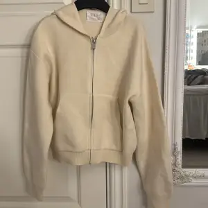 Jättefin beige stickad kofta/hoodie från zara. Jag säljer den för 280kr💗  Storlek är 13-14 cm 164 men sitter som en xs. 